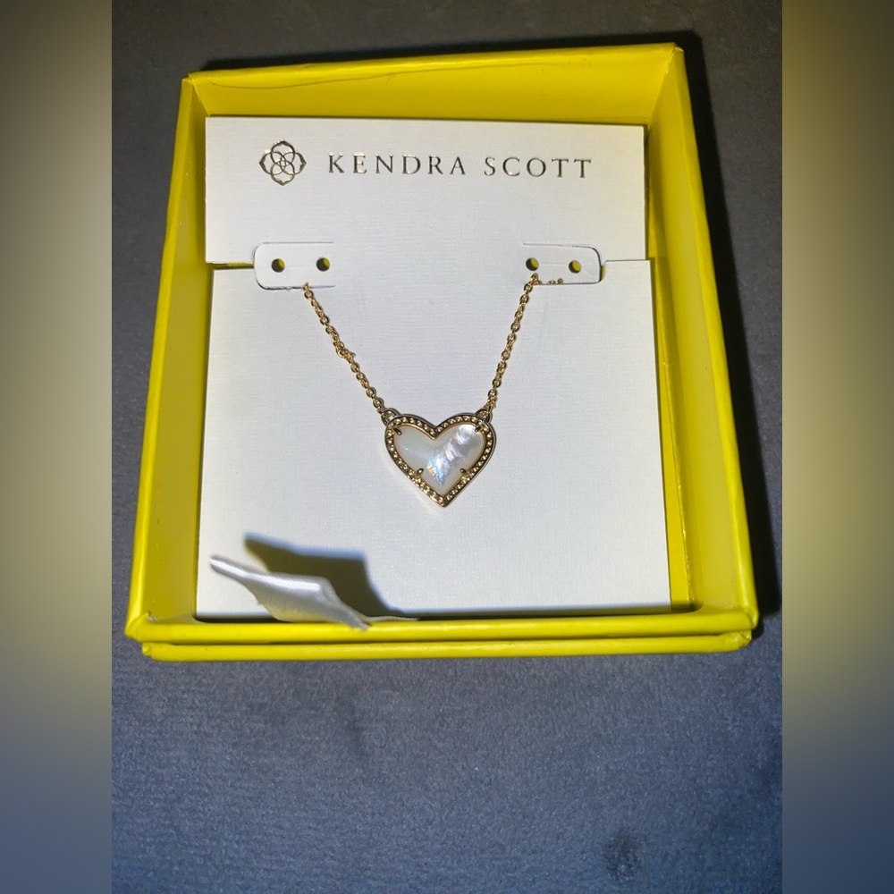 Kendra Scott Gold Ari Heart with Mother-of-Pearl $75 NO BOX - Picture 3 of 4